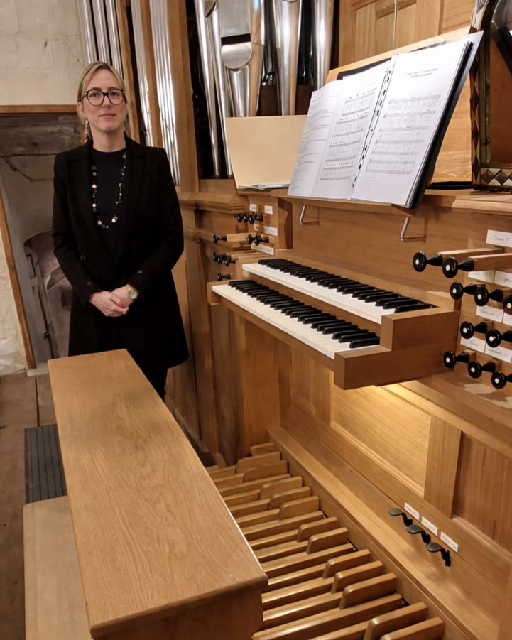 Valéryia Dufour-Nikulinskaya devant la console de l'orgue